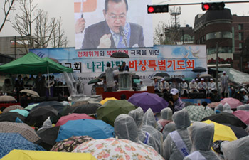 ▲ 25일 서울 종로구 대학로에서 열린 '경제위기와 북핵위협 극복을 위한 한국교회 나라사랑 비상특별기도회'. 기독교 신자들이 길자연 목사(한기총 명예회장)의 설교를 경청하고 있다. ⓒ 뉴데일리