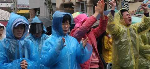 ▲ '경제위기와 북핵위협 극복을 위한 한국교회 나라사랑 비상특별기도회'에 참가한 신자들이 '합심기도'시간에 열성적으로 기도하는 모습.ⓒ 뉴데일리