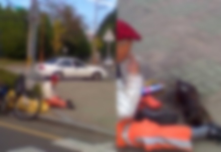 ▲ 한 남성이 길가에서 부탄가스로 개를 굽고 있는 사진이 한 인터넷 카페에 게재돼 화제가 되고 있다. ⓒ 뉴데일리