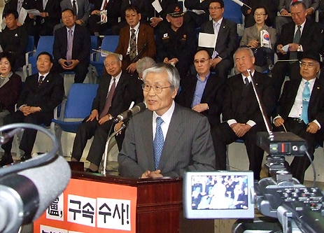 ▲ 조갑제 대표는 이날 박연차 게이트의 ‘몸통(?)’으로 알려진 노무현 전 대통령의 비리 의혹에 대해 “검찰이 성역 없는 '구속 수사'를 해야 한다”고 말하며 “만일 노무현이 ‘생계형 범죄자’라면 현재 6만여 재소자중 5만명은 풀려나야 정상”이라고 꼬집기도.