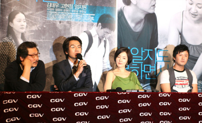 ▲ 27일 열린 영화 '잘 알지도 못하면서' 기자간담회가 열렸다. 왼쪽부터 홍상수 감독과 주연배우 김태우, 엄지원, 공형진. ⓒ 뉴데일리