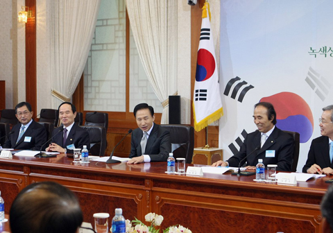 ▲ 이명박 대통령은 28일 전국 14개 주요대학 대학 총장을 청와대로 초청, 간담회를 갖고 