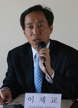 ▲ 공정언론시민연대 공동대표 이재교 교수가 28일 'MBC PD수첩진실규명과 방송인의 사명'에서 발제를 하고 있다 ⓒ 뉴데일리 