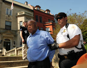 ▲ 27일 워싱턴의 수단대사관 앞에서 수단 정부의 인권탄압을 비난하는 시위를 벌이다 폴리스 라인을 넘은 존 루이스 민주 당 하원의원(왼쪽)이 현장에서 경찰에 수갑이 채워져 연행되고 있다.ⓒAFP연합뉴스