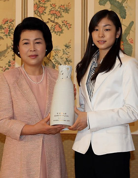 ▲ 29일 김윤옥 여사는 '한국방문의해' 홍보대사로 김연아 선수를 임명하고 위촉패를 수여했다. ⓒ 연합뉴스