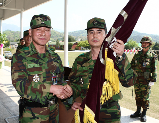 ▲ 28일 거행된 육군 36사단 사단장 이취임식에서 김정호 신임 사단장(오른쪽)이 김근태 1군 사령관으로부터 부대기를 수여받은 뒤 악수하고 있다.ⓒ육군36사단