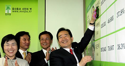 ▲ 민주당 홍영표 후보가 인천 부평을에서 승리하자 당선 꽃을 달고 있는 정세균 대표 이미경 사무총장,김민석 최고위원,원혜영 원내대표,정 대표(왼쪽부터) ⓒ연합뉴스