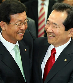 ▲ 29일 밤, 4.29재보궐선거에서 승리를 자축하고 있는 원혜영 원내대표(좌)와 정세균 대표(우)ⓒ연합뉴스