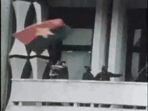▲ 1975년 4월30일 사이공을 함락시킨 월맹군인들이 월남 대통령궁에서 월맹 깃발을 흔들고 있다.