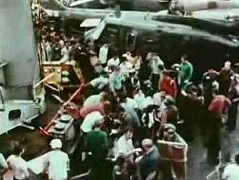 ▲ 월남 패망후 월남을 탈출하려는 국민들이 배를 타려고 길게 줄을 서 있다.