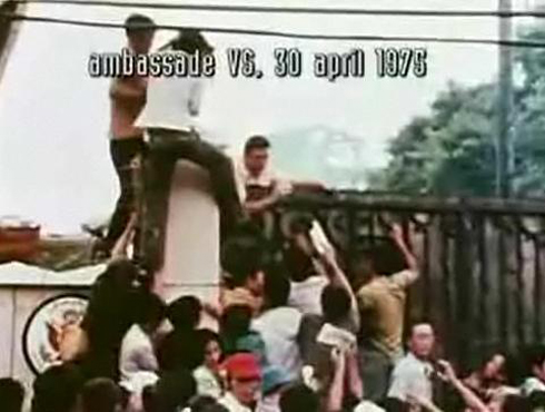 ▲ 1975년 4월30일 사이공 함락 직후 월남을 탈출하려고 미국대사관 담을 필사적으로 기어오르는 월남국민들.