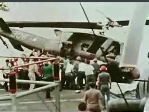 ▲ 미국이 지원한 최신 무기도 부정부패로 사기가 떨어진 월남군에는 소용이 없었다. 월남 탈출 직전 적에게 노획되는 것을 막으려면 아무 이상없는 헬리콥터도 바다에 빠뜨릴 수밖에 없었다.