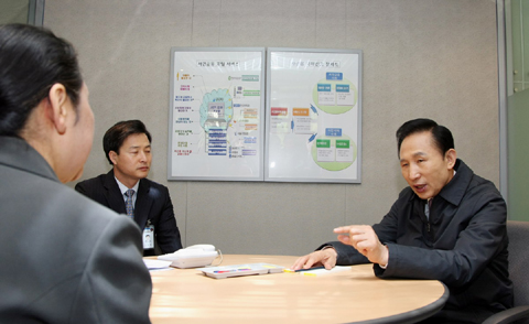 ▲ 이명박 대통령은 30일 오전 서울 여의도 금융감독원에서 비상경제대책회의를 가진 뒤&nbsp;금융민원센터를 찾아&nbsp;사채로 고통받고 있는 서민과 직접&nbsp;상담했다. ⓒ 뉴데일리<=청와대 제공>&nbsp;