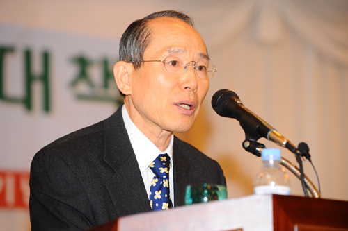 ▲ 재향군인회가 30일 개최한 '북한의 점증하는 대남협박의 실체와 전망'포럼에서  한국안보문제연구소 김희상 이사장이 주제발표를 하고 있다