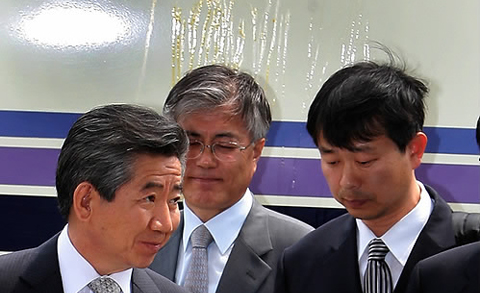 ▲ 노무현 전 대통령이 30일 '포괄적 뇌물' 조사를 받기 위해 계란세례를 받은 버스에서 내려 서울 서초동&nbsp;대검찰청에 들어서고 있다. ⓒ 뉴데일리