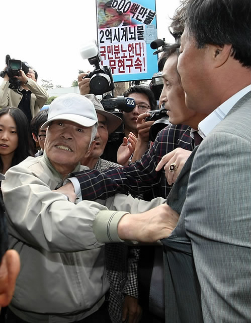 ▲ 30일 오후 노무현 전 대통령을 태운 버스가 서울 서초동 대검찰청에 들어간 뒤 대검 정문 앞에서 보수단체와 친노단체의 회원들이 몸싸움을 벌이고 있다.ⓒ연합뉴스