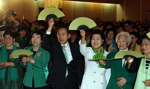 ▲ 이명박 대통령과 김윤옥여사가 30일 오후 63빌딩에서 열린 '여성이 그린 세상, G-코리아 결의대회'에서 변도윤 여성부장관 등 참석자들과 함께 부채로 녹색바람을 일으키는 그린 퍼포먼스를 하고 있다. ⓒ 연합뉴스