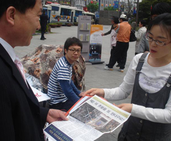 ▲ 공언련은 광우병 왜곡보도 1주년을 맞아 거리에서 홍보물을 유포하며 공정보도 캠페인을 벌였다. 홍보유인물에 '제2의 촛불을 또 한다구요?'라고 반문하는 제목이 쓰여있다.