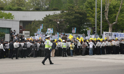 ▲ 30일 대검찰청 앞. 파란색 피켓을 든 보수단체와 노란색 풍선을 든 노무현 전 대통령 지지자들이 마찰을 일으키자 경찰이 저지하고 있다 ⓒ 뉴데일리