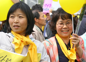 ▲ 노무현 전 대통령이 탄 버스가 도착하자 손을 흔들며 활짝 웃는 노사모 회원들. ⓒ 뉴데일리