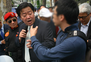 ▲ 노사모 한 회원(오른쪽)의 삿대질. 왼쪽 봉태홍 대표. ⓒ 뉴데일리