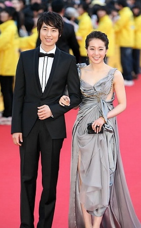 ▲ 전주국제영화제(JIFF) 개막식에 참석, 레드카펫 입장을 하고 있는 이지훈과 조안.&nbsp;&nbsp;&nbsp; ⓒ 연합뉴스