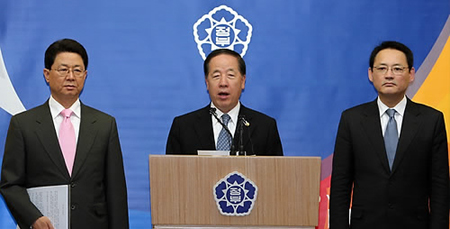 ▲ 2일 서울 세종로 정부종합청사에서 김경한 법무장관(가운데), 이달곤 행정안전부 장관(왼쪽), 유인촌 문화체육관광부 장관이 폭력시위 자제를 요구하는 담화문을 발표하고 있다. ⓒ연합뉴스