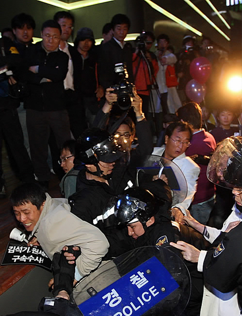 ▲ 촛불집회 1주년 기념행사 참가자들로 추정되는 시위대가 2일 밤 서울광장 하이서울페스티벌 개막식 무대로 진입해 행사가 취소됐다. 시위대 해산에 나선 경찰이 참가자를 검거하고 있다.ⓒ연합뉴스