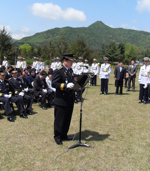 ▲ 강희락 경찰청장이 3일 대전현충원에서 열린 공의대 순국경관 20주기 추모식에서 추모사를 하고 있다. 강 청장은 이날 행사에 경찰 총수로는 처음으로 참석했다.   ⓒ 뉴데일리