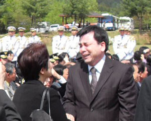 ▲ 정유환 동의대 사태 순국 경찰관 유족 대표가 전여옥 의원에게 전여옥법안 관철을 읍소하고 있다. ⓒ 뉴데일리