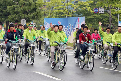 ▲ 이명박 대통령이 시민들과 함께 3일 경남 창원시에서 열린 '제1회 대한민국 자전거 축전-2009 창원바이크 월드'에서 창원시 공용자전거인 누비자를 타고 도로를 달리고 있다. ⓒ 뉴데일리<=청와대 제공> 