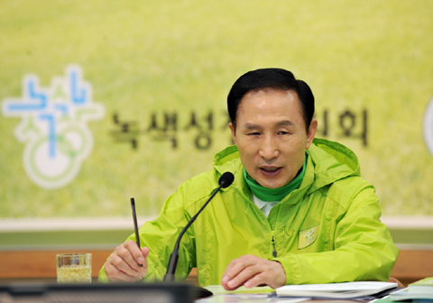 ▲ 이명박 대통령은 3일 창원에서 개최된 '녹색성장 지방정책보고회'에 참석, 녹색성장 추진을 위한 지방의 적극적인 역할과 자전거 생활화에 대한 국민의 관심을 주문했다. ⓒ 뉴데일리<=청와대 제공>&nbsp;