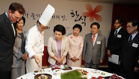 ▲ 이명박 대통령 부인 김윤옥 여사가 4일 오전 대한상공회의소에서 열린 한식 세계화 추진단 발족회의에 참석해 위원들과 함께 한식 다과에 대한 설명을 듣고 있다. ⓒ 연합뉴스