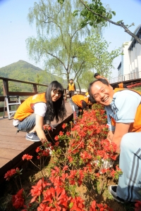 ▲ 지난 달&nbsp;29일 하이닉스 임직원 150여명이 청주 인근 대청호 공원에 1400여 그루의 나무를 심는 &lsquo;하이닉스 숲 가꾸기&rsquo;를 실시했다.&nbsp;&nbsp;