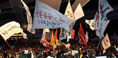 ▲ 촛불시위 1주년 기념행사 데모대가 지난 2일 밤  서울광장 하이페스티벌에 개막식 무대로 진입해 결국 이날 행사는 취소됐다 ⓒ 연합뉴스