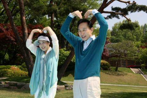▲ 5일 어린이날을 맞아 청와대 녹지원에서 열린 어린이 초청행사에 참석한 이명박 대통령과 김윤옥 여사가 어린이들을 향해 머리에 하트를 그리며 인사하고 있다.&nbsp; ⓒ 뉴데일리<=청와대 제공>&nbsp;