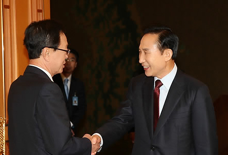 ▲ 이명박 대통령이 6일 오전 청와대에서 박희태 한나라당 대표와 조찬을 겸한 정례회동을 갖고 `4.29 재보선' 참패에 따른 당 수습책 및 정국 현안 등을 논의하기에 앞서 악수를 하고 있다. ⓒ연합뉴스