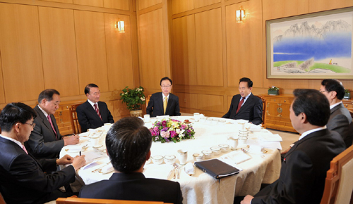 ▲ 이명박 대통령은 6일 오전 한나라당 박희태 대표와 조찬을 겸한 정례회동을 갖고 4.29 재보선 이후 정국 수습책을 포함한 주요 현안을 논의했다. ⓒ 뉴데일리<=청와대 제공> 