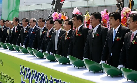 ▲ 정부의 저탄소 녹색성장산업의 선도 모델이 될 부안 신재생에너지단지가 공사현장인 부안군 하서면 백련리에서 6일 기공식을 개최했다.&nbsp;&nbsp;&nbsp; ⓒ 연합뉴스