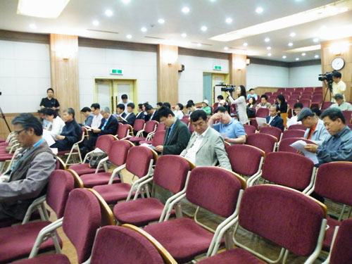 ▲ 6일 서울 종로구 연지동 기독교회관에서 열린 '광우병 국민대책회의 1주년'행사에 참석한 내빈들.이날 행사에는 약 50여명 내빈이 참석해 1년전 촛불시위 당시와는 확연히 다른 분위기를 연출했다. ⓒ 뉴데일리 