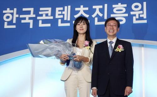 ▲ 홍보대사로 임명된 배우 김윤진과 이재웅 한국콘텐츠진흥원 초대 원장ⓒ 뉴데일리