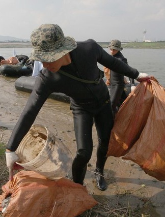 ▲ 강동대교 인근에서 열린 한강수중정화활동에서 1공수여단 등 5개 부대와 특전사 전우회 회원들이 한강에서 수거한 각종 쓰레기를 옮기고 있다.&nbsp;&nbsp; ⓒ 연합뉴스