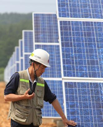 ▲ ㈜LG가 100% 출자해 설립한 자회사 LG솔라에너지가 충남 태안군 원북면 방갈리 일대 약 30만㎡ 대지에 1천100억원을 투자해 설립한 태양광발전소.&nbsp; &nbsp;ⓒ 연합뉴스