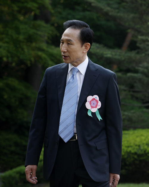 ▲ 8일 어버이날을 맞아 외손자가 만들어 달아준 종이&nbsp;카네이션을 가슴에 꽂고 출근하는 이명박 대통령.&nbsp;ⓒ 뉴데일리 <=청와대 제공>