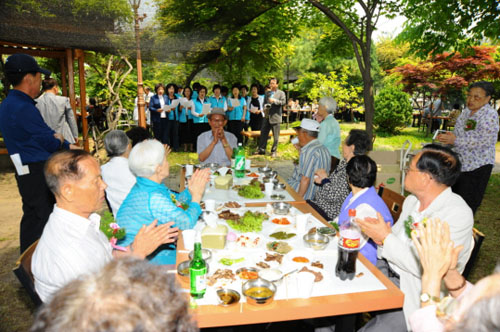 ▲ 향군회원들과 A클래스 색소폰 동호회는 이날 보훈원에 거주하는 국가유공자 어르신들에게 위문공연을 펼쳤다.