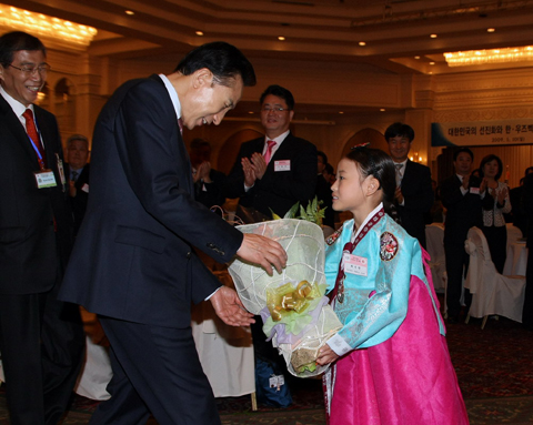 ▲ 이명박 대통령은 10일(현지시간) 현지 교민들과 간담회를 가지며 우즈베키스탄 순방 첫 일정을 시작했다. ⓒ 뉴데일리<=청와대 제공>