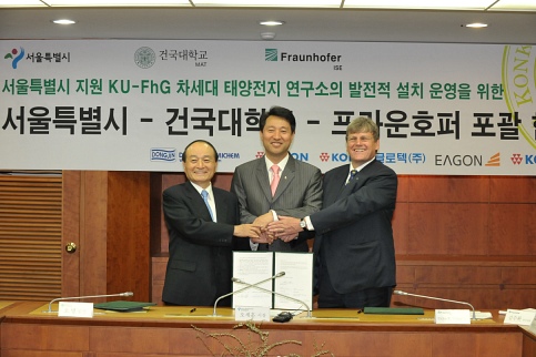 ▲ 오세훈 서울시장(가운데), 오명 건국대총장(좌측), 베버 프라운호퍼소장(우측)이 협약서에 서명을 한뒤, 손을 마주잡고 포즈를 취하고 있다.&nbsp;&nbsp; &nbsp;ⓒ 뉴데일리