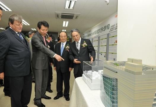 ▲ 오세훈 서울시장과 오명 건국대총장 등이 차세대 태양전지 연구소 클린룸에 들어가기 앞서 건물 모형도를 둘러보고 있다.&nbsp; ⓒ 뉴데일리