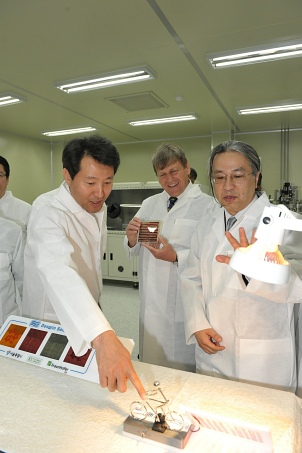 ▲ 프라운호퍼 소장과 차세대 태양전지 연구소 내부를 시찰하고 있는 오세훈 서울시장.&nbsp; &nbsp;ⓒ 뉴데일리