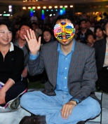 ▲ 한 어린이로부터 선물로 받은 탈을 쓴 오세훈 시장 ⓒ 뉴데일리